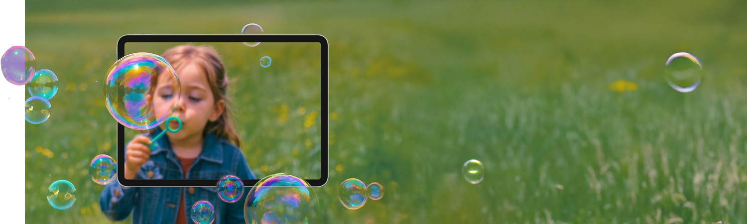 Kind pustet Seifenblasen auf einer Wiese, Szene digital erfasst mit der KITALINO Kita-App