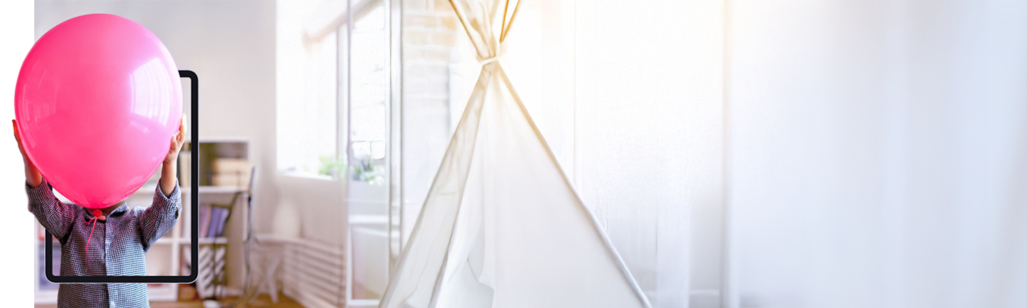 Kind mit großem pinken Ballon, Szene digital erfasst durch KITALINO Kita-App