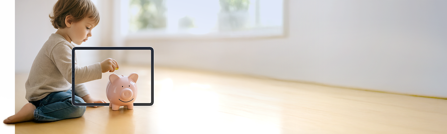 Kind wirft MĂĽnze in Sparschwein, Szene erscheint digital gerahmt durch Tablet
