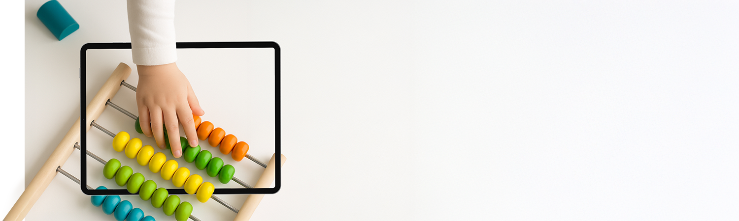 Kinderhand bewegt Perlen am bunten Rechenrahmen, teilweise im Tablet-Rahmen