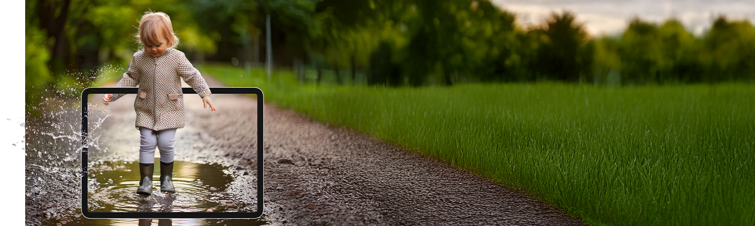 Kind mit Gummistiefeln springt in Pfütze – digitales Portfolio mit KITALINO